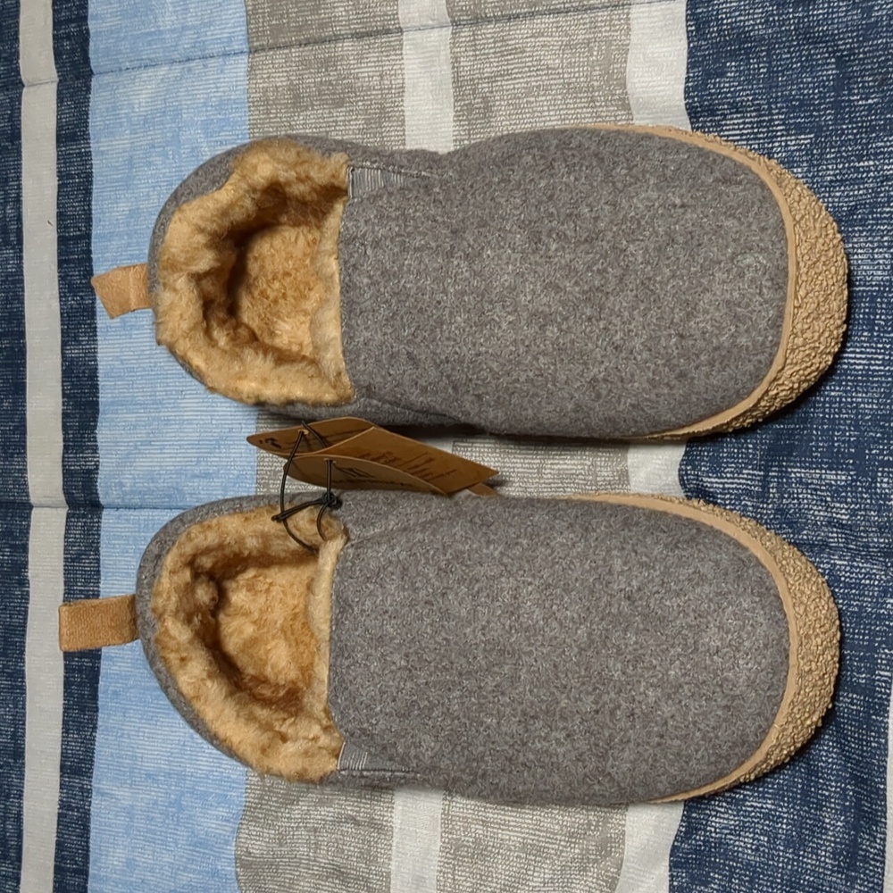 Women's Merrimac Cozy Gray and Tan Moccasin-Style Slippers - Picture 11 of 11
